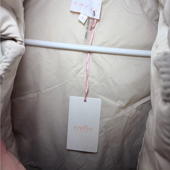 ENTRO Cream Ruffled Puffer Vest 🤍🩷🤍 - Picture 5 of 5